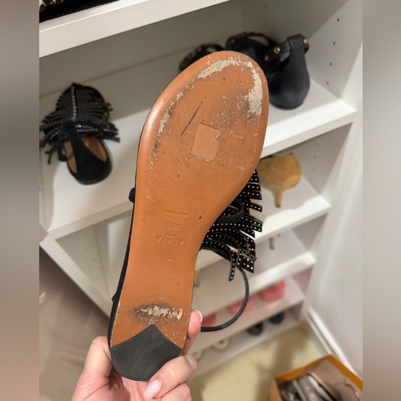 ALAÏA
Embellished suede thong sandals with Box. - Picture 7 of 13